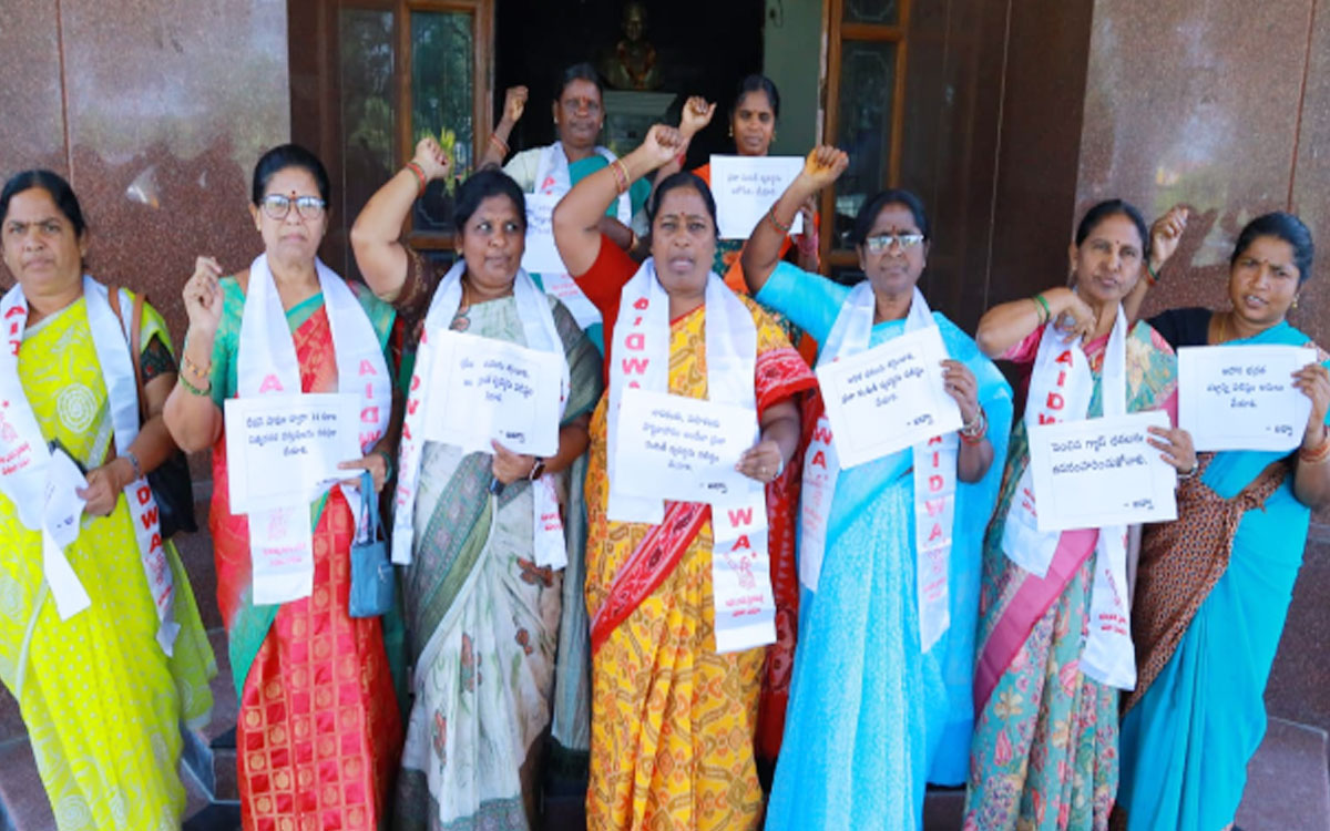 'రేషన్ షాపుల ద్వారా 14 రకాల నిత్యావసర సరుకులు పంపిణీ చేయాలి'