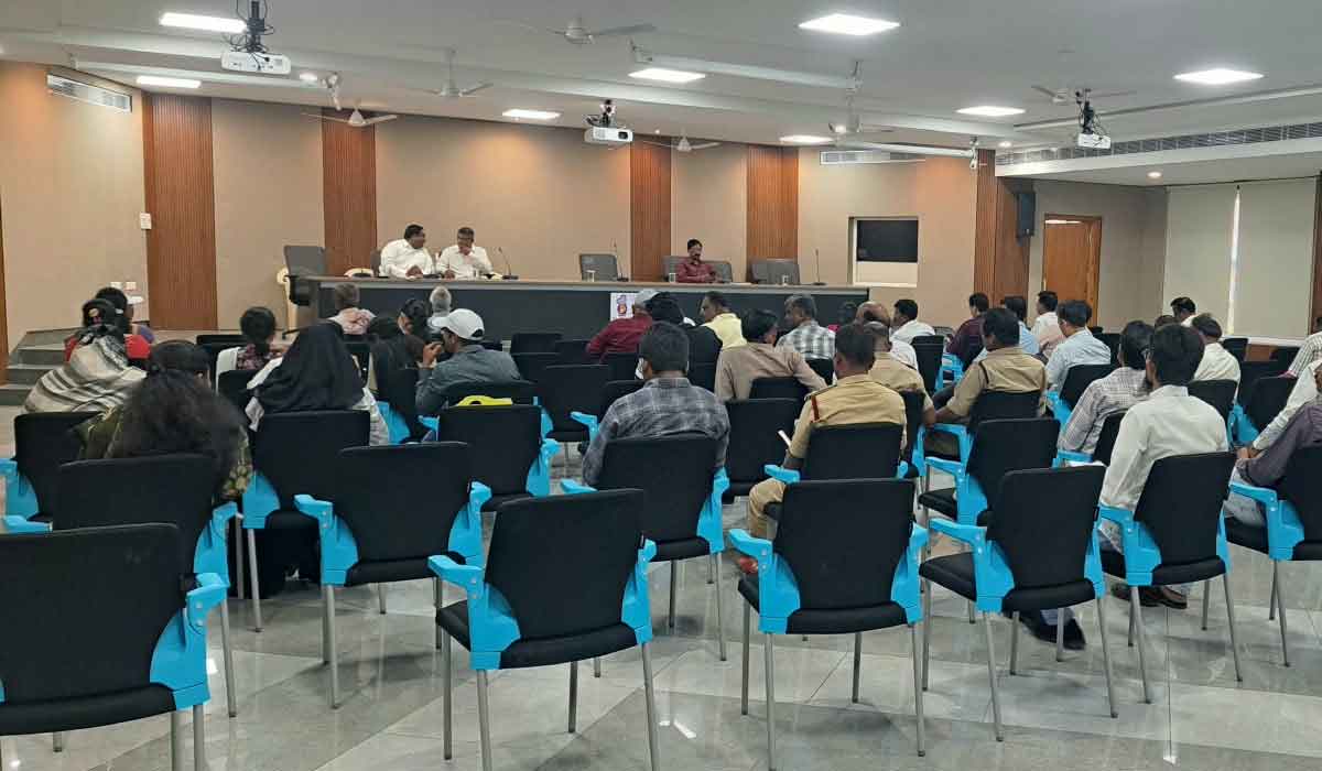 Praja Vani | కరీంనగర్‌లో పేలవంగా ప్రజావాణి..!.. మధ్యాహ్నం దాకా పత్తా లేని అధికారులు