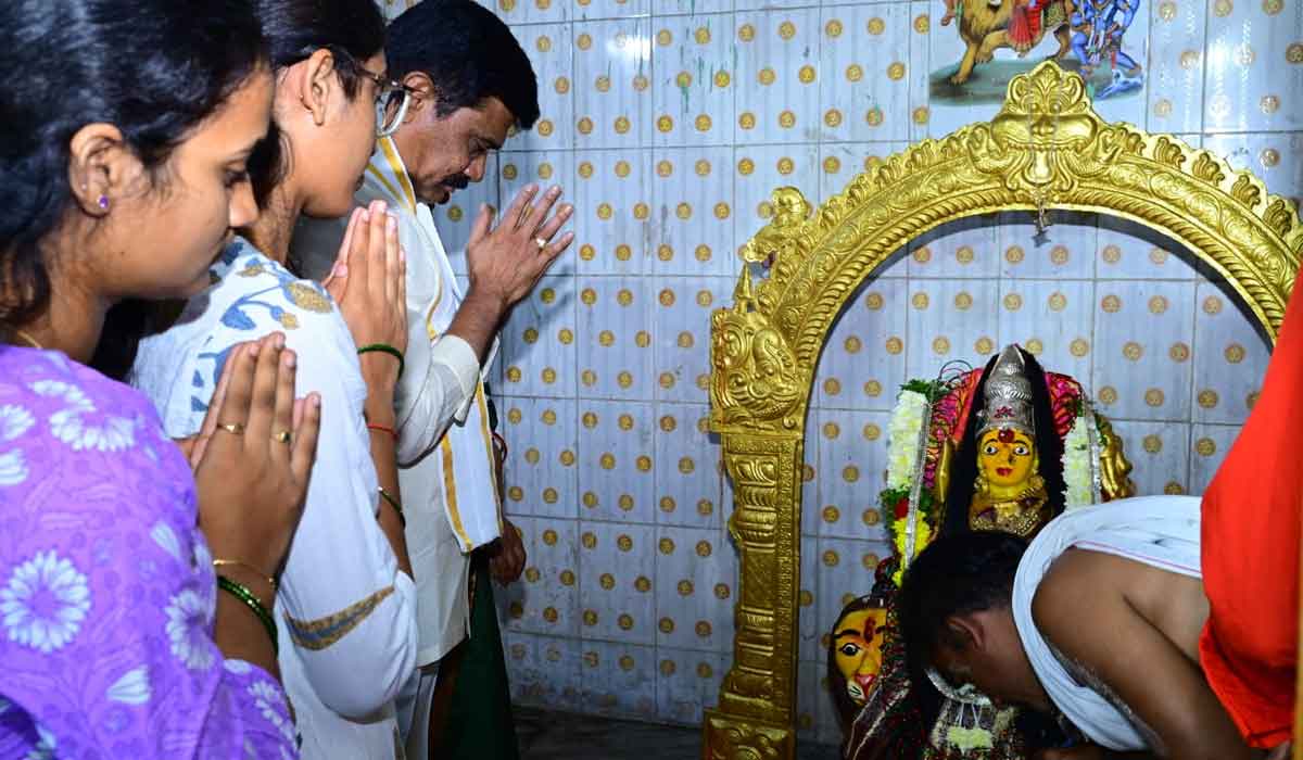 Vemula Prashanth Reddy | దుర్గమ్మ ఆలయంలో పూజలు నిర్వహించిన బాల్కొండ ఎమ్మెల్యే వేముల ప్రశాంత్‌రెడ్డి