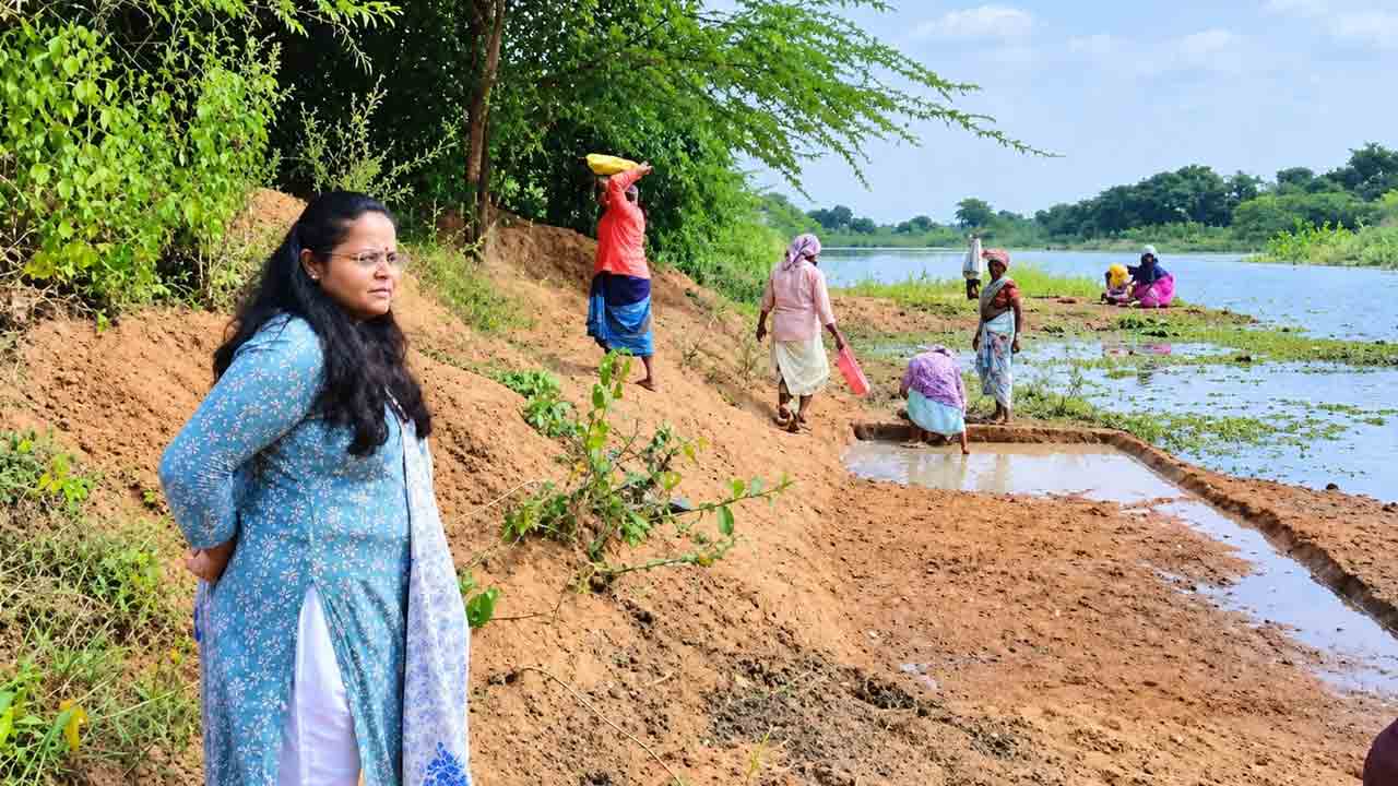 Pratima Singh | ఫామ్ పాండ్లతో బహుళ ప్రయోజనాలు.. గడువులోగా పనులు పూర్తి చేయాలి : కలెక్టర్ ప్రతిమా సింగ్
