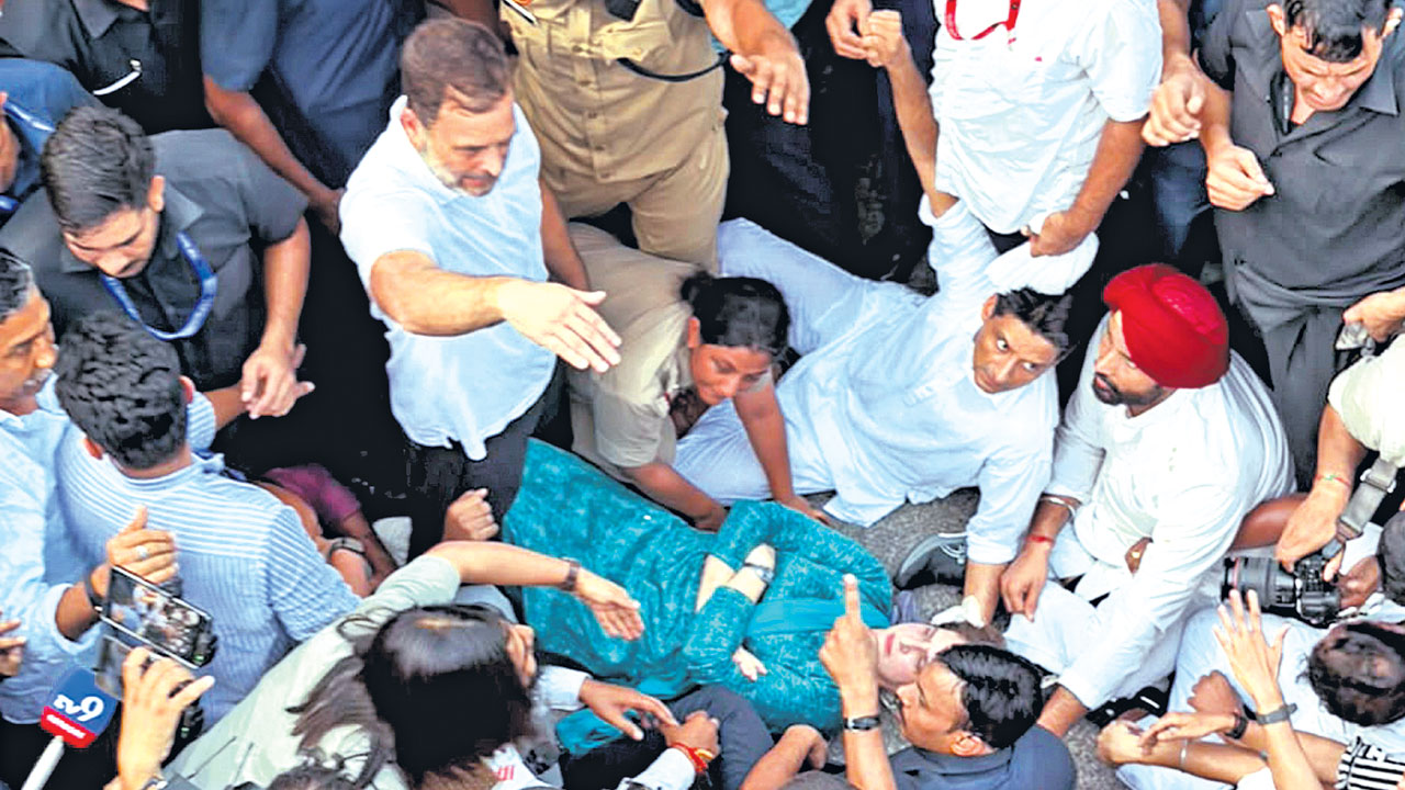 అట్టుడికిన హస్తిన