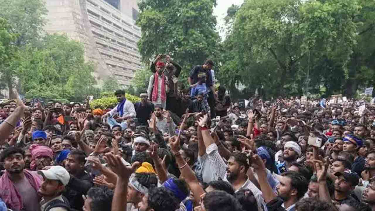 ఆందోళనకారులేమన్నా చంబల్‌ దోపిడీ దొంగలా?.. ప్రశ్నించిన దీప్కే తల్లిదండ్రులు