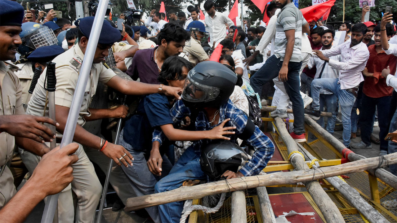 నిరసనకారులపై బలప్రయోగాన్ని మానుకోవాలి