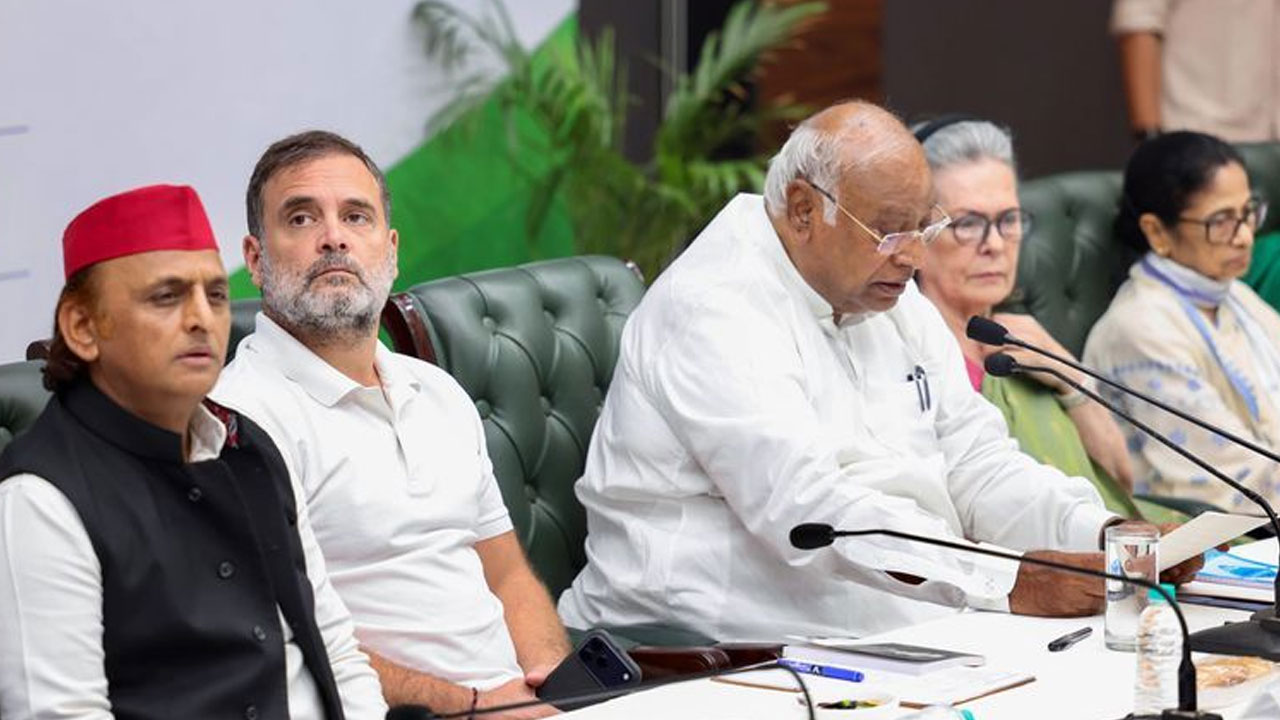 CJI Surya Kant: మీటింగ్ కుద‌ర‌దు.. ఈ-ఫైలింగ్ చేయండి: ఖ‌ర్గే, రాహుల్‌కు సీజేఐ లేఖ
