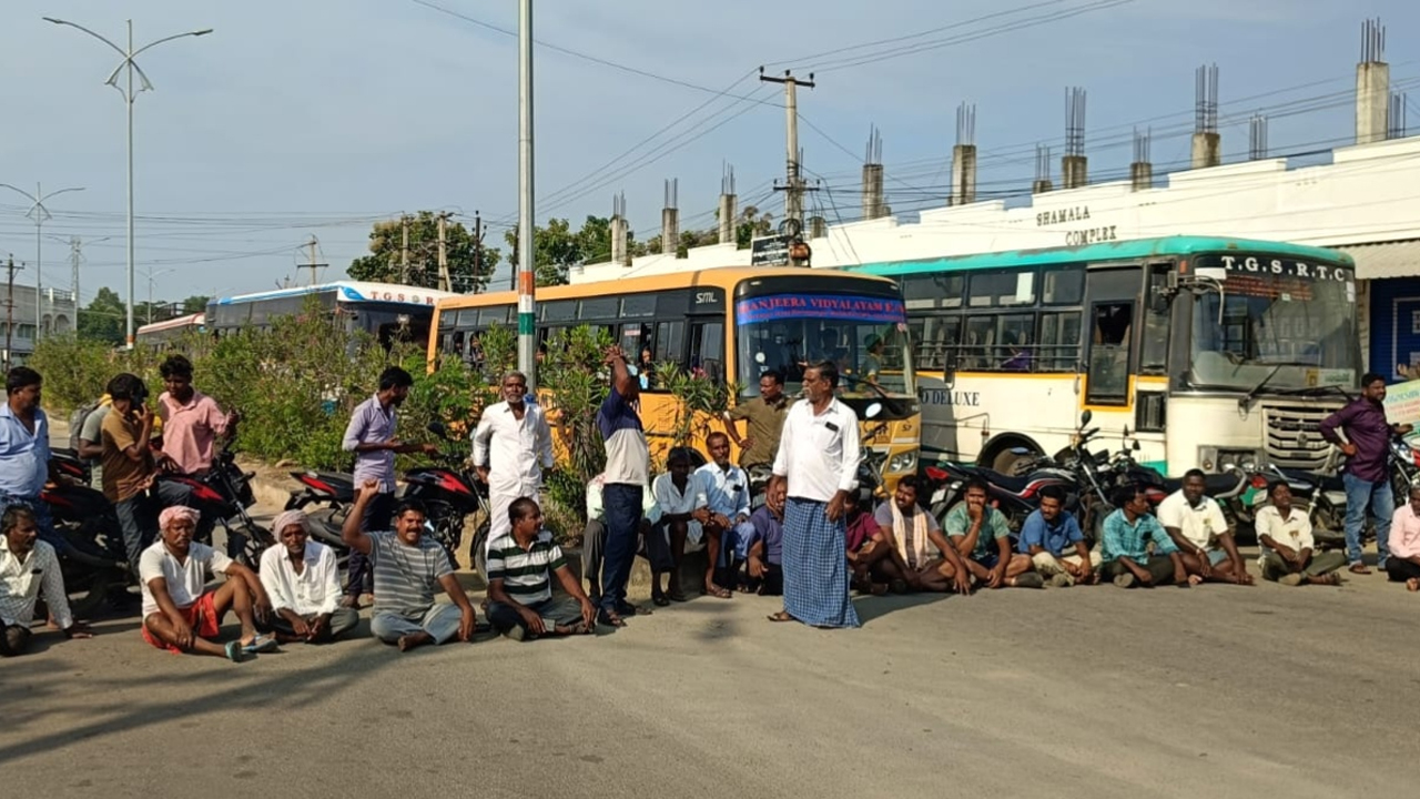 Farmers Protest | కరెంట్ కోసం రామాయంపేటలో రైతుల రాస్తారోకో.. రెండు గంటలు స్తంభించిన ట్రాఫిక్