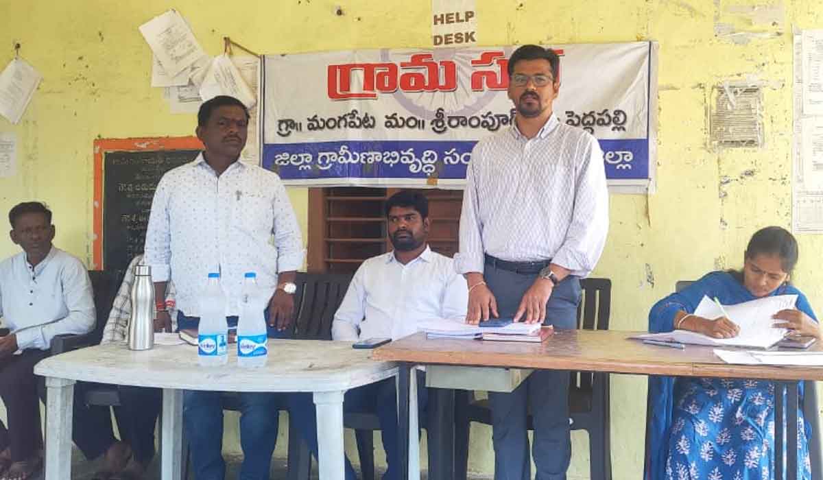 Kalva Srirampur | భూముల రీసర్వేకు రైతులు సహకరించాలి.. కాల్వశ్రీరాంపూర్‌ తహసీల్దార్‌