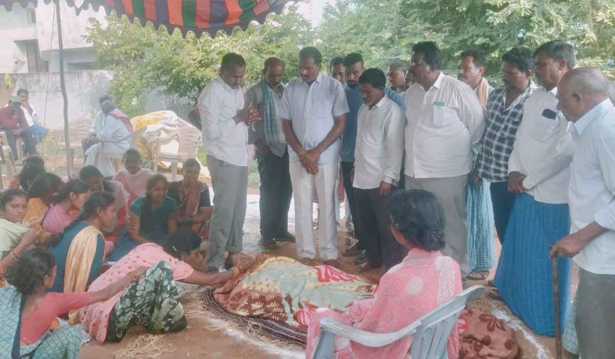 Chigurumamidi | చిన్నములుకనూరులో బీఆర్ఎస్ నాయకుడి కుటుంబానికి పలువురి పరామర్శ