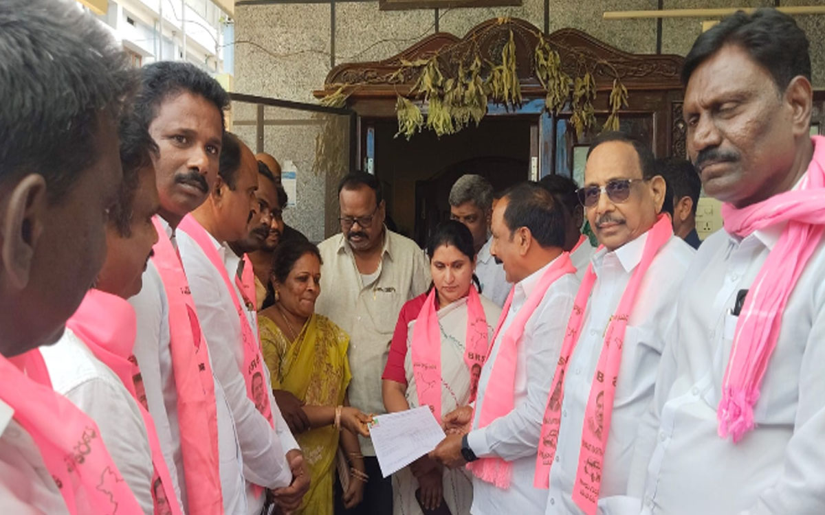 కాంగ్రెస్ స‌ర్కార్‌కు గ్రాడ్యూయేట్లు బుద్ధి చెప్పాలి : తక్కెళ్ల‌పల్లి రవీందర్ రావు