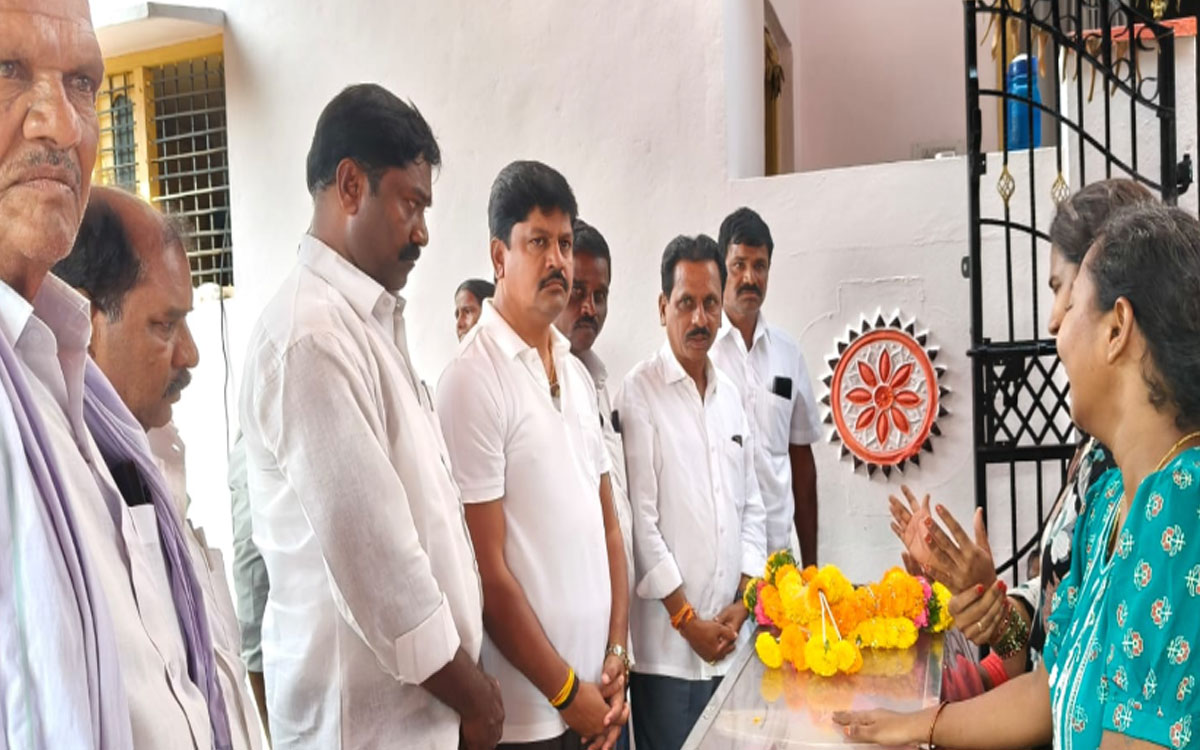 ఆంజనేయులు మృతి బాధాకరం : మాజీ ఎమ్మెల్యే రవీంద్ర కుమార్