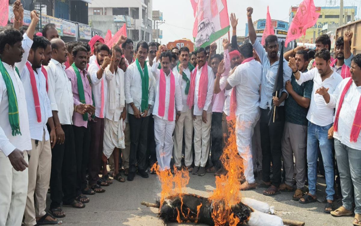 పంట నష్టపోయిన రైతులకు వెంటనే పరిహారం అందించాలి : మాజీ ఎమ్మెల్యే రమావత్ రవీంద్ర కుమార్