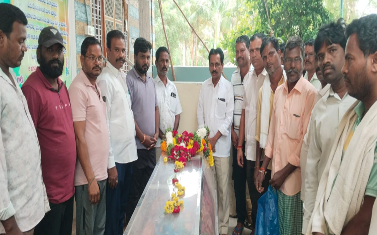 ముద్దం జోగయ్య గౌడ్‌కు మాజీ ఎమ్మెల్యే రవీంద్ర కుమార్ ప‌రామ‌ర్శ‌