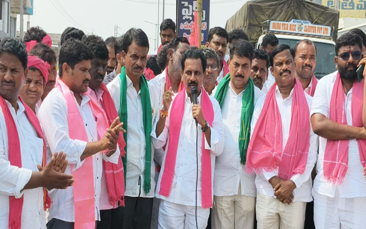 పంట న‌ష్ట‌పోయిన‌ రైతులకు వెంటనే పరిహారం అందించాలి : మాజీ ఎమ్మెల్యే రమావత్ రవీంద్ర కుమార్
