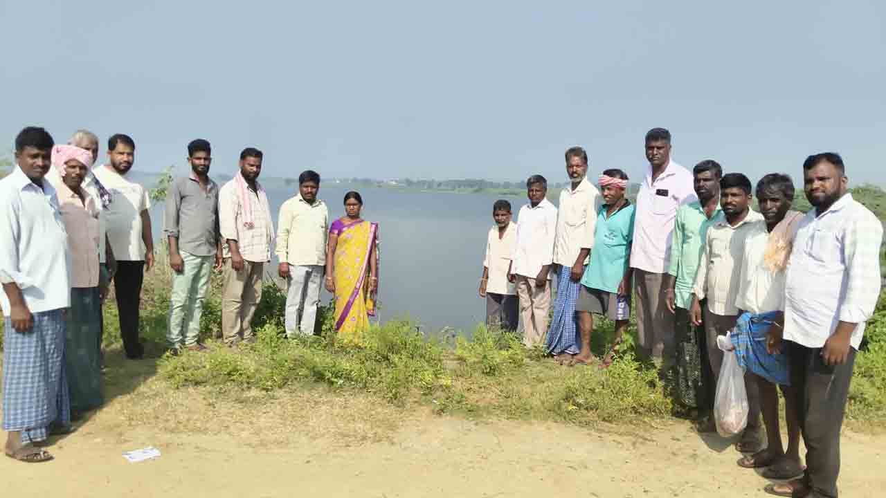 అనాజీపూర్‌లో పంటలకు చెరువు నీరు విడుదల.. హర్షం వ్యక్తం చేసిన రైతులు