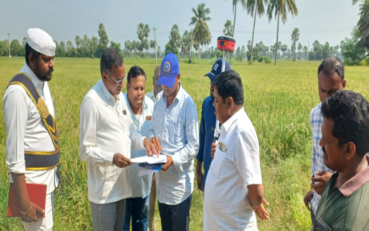 రామచంద్రపురంలో భూముల రీ సర్వే పరిశీల‌న