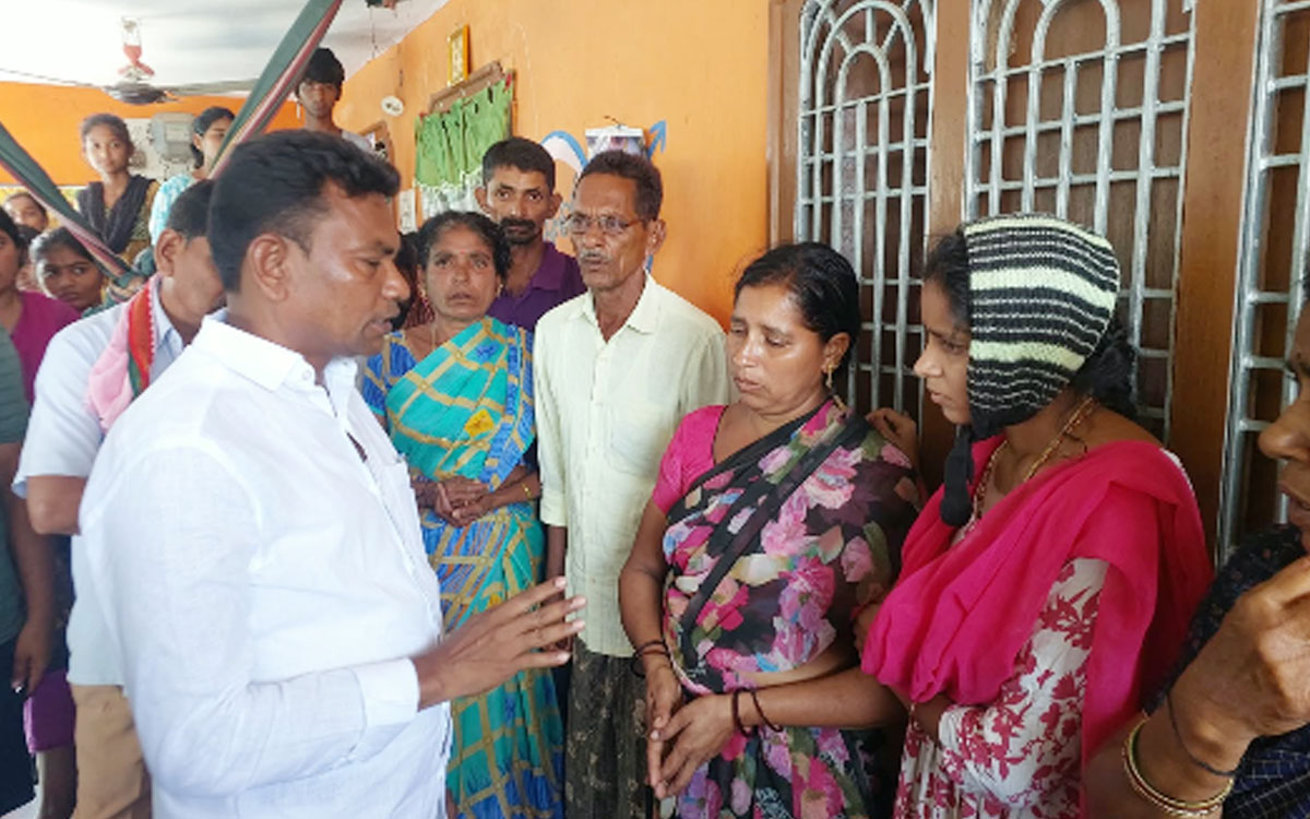 రవిచంద్ర కుటుంబానికి మాజీ ఎమ్మెల్యే రేగా పరామర్శ‌