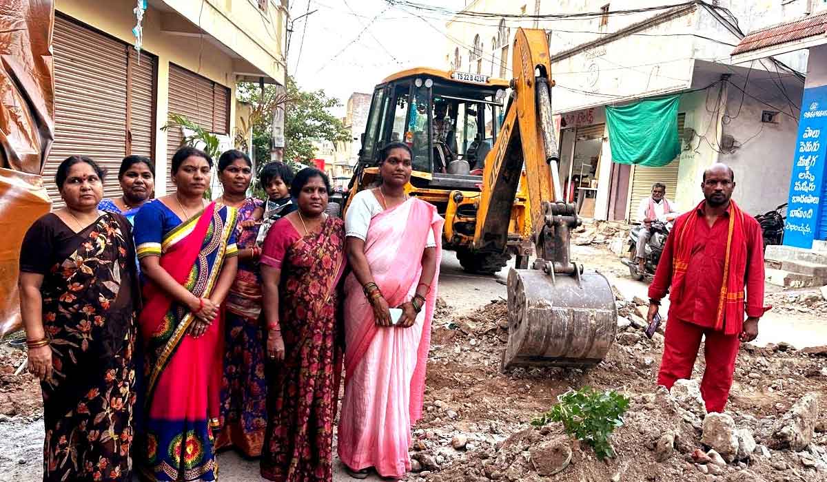 Godavarikhani | సొంత ఖర్చులతో రోడ్ల గుంతలు పూడ్చివేత.. రామగుండం బీఆర్ఎస్ కార్పొరేటర్ను అభినందించిన బల్దియా వాసులు