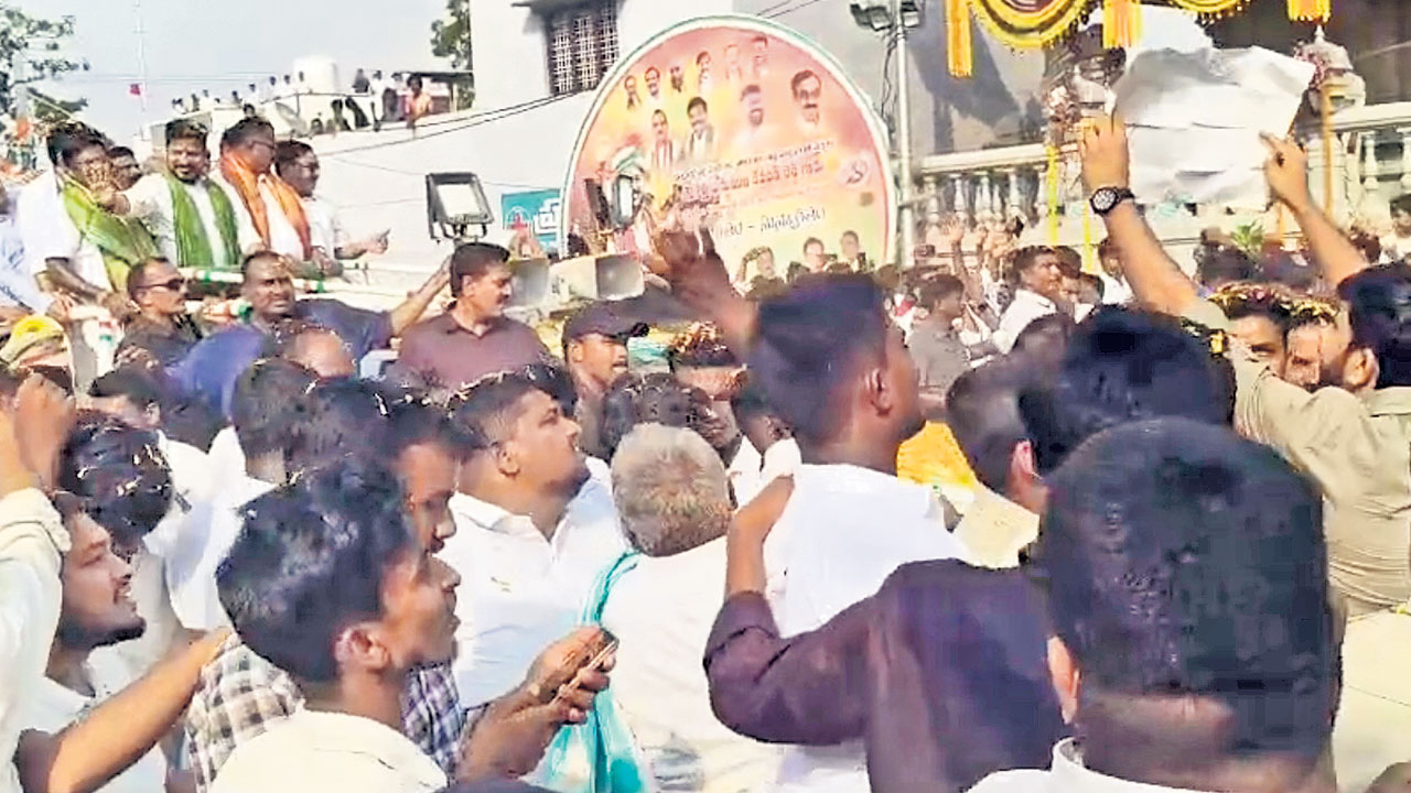 రేవంత్‌కు సొంతూరులోనే చేదు అనుభవం