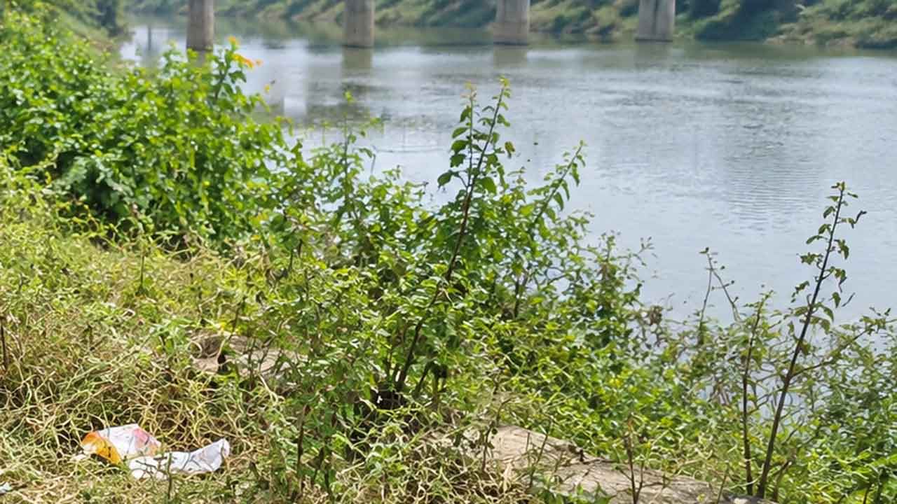 Medak |  మెదక్‌ జిల్లాలో విషాదం.. ఇద్దరు కూతుళ్లతో మంజీరా నదిలో దూకి తల్లి ఆత్మహత్య
