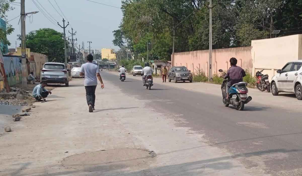 Godavarikhani | గోదావరిఖని ఎల్బీ నగర్‌లో రోడ్డు ఆక్రమణలు.. రోజుల తరబడి వాహనాల పార్కింగ్‌