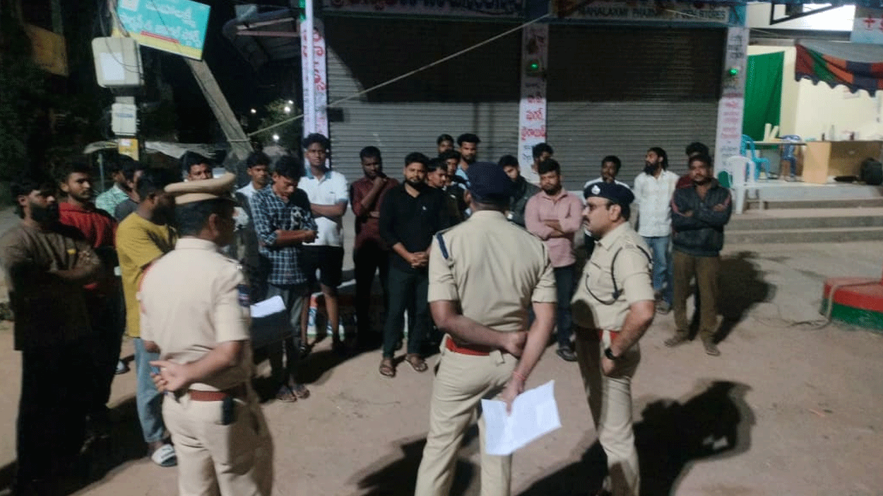 Police searche | అర్ధరాత్రి రౌడీషీటర్ల ఇళ్లలో పోలీసుల తనిఖీలు