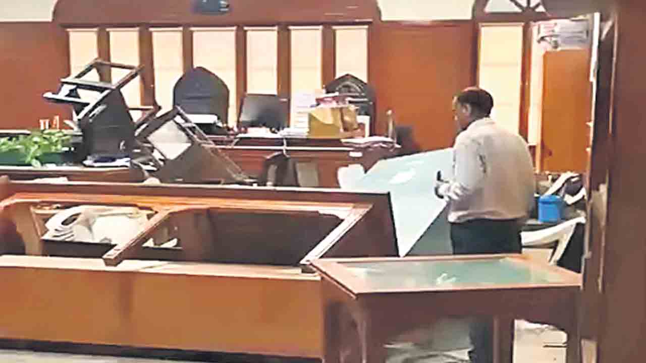 జడ్జి అనుచిత ప్రవర్తన..