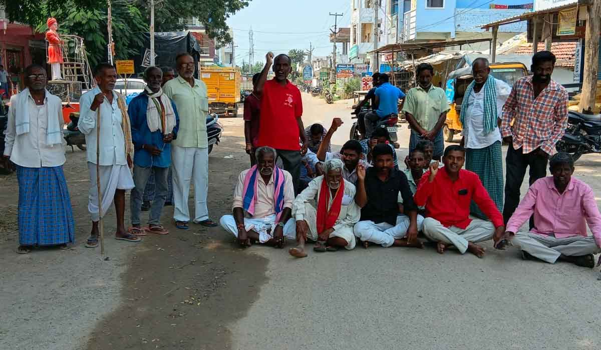 Ganneruvaram | నిలిచిపోయిన బస్సు సర్వీసును పునరుద్ధరించాలని ధర్నా