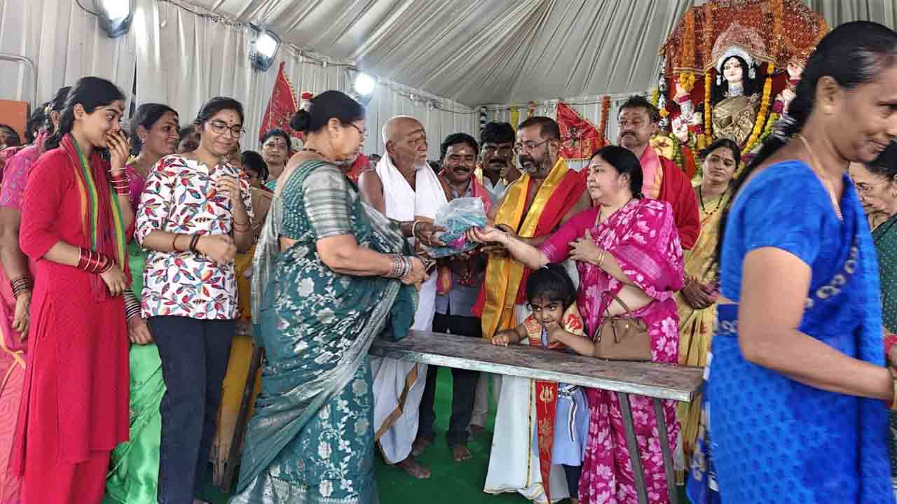 రుద్రేశ్వరిదేవిని తామరపూలతో పూజించి భవానిదేవిగా అలంకరణ
