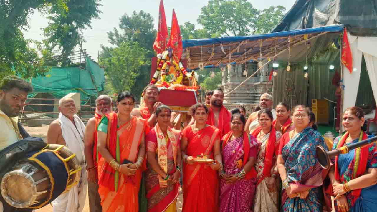 Thousand-Pillar Temple | గాయత్రిదేవి అలంకరణలో వేయిస్తంభాల రుద్రేశ్వరదేవి
