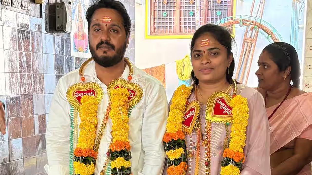 Saluru | చైర్‌పర్సన్‌ పదవిపై ఆశ.. ఆగమేఘాల మీద ప్రేమ పెళ్లి! సాలూరులో టీడీపీ నేత ‘పొలిటికల్‌ మ్యారేజ్‌’ వైరల్!