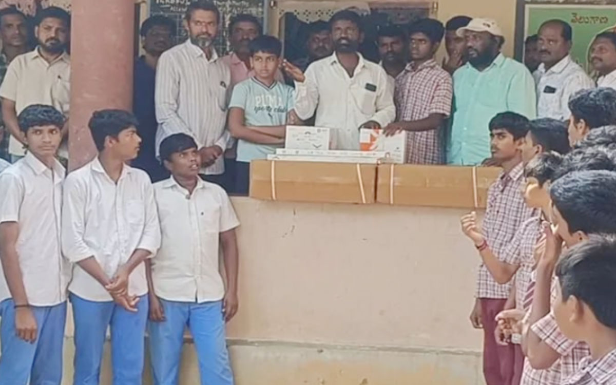 పాఠశాలకు సీలింగ్ ఫ్యాన్లు అందజేత
