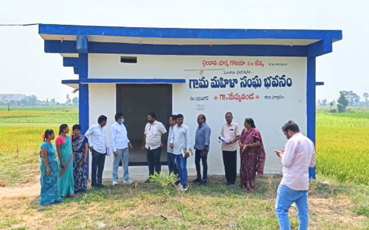 మేగ్యతండాలో మహిళా శక్తి భవనం ప‌రిశీల‌న