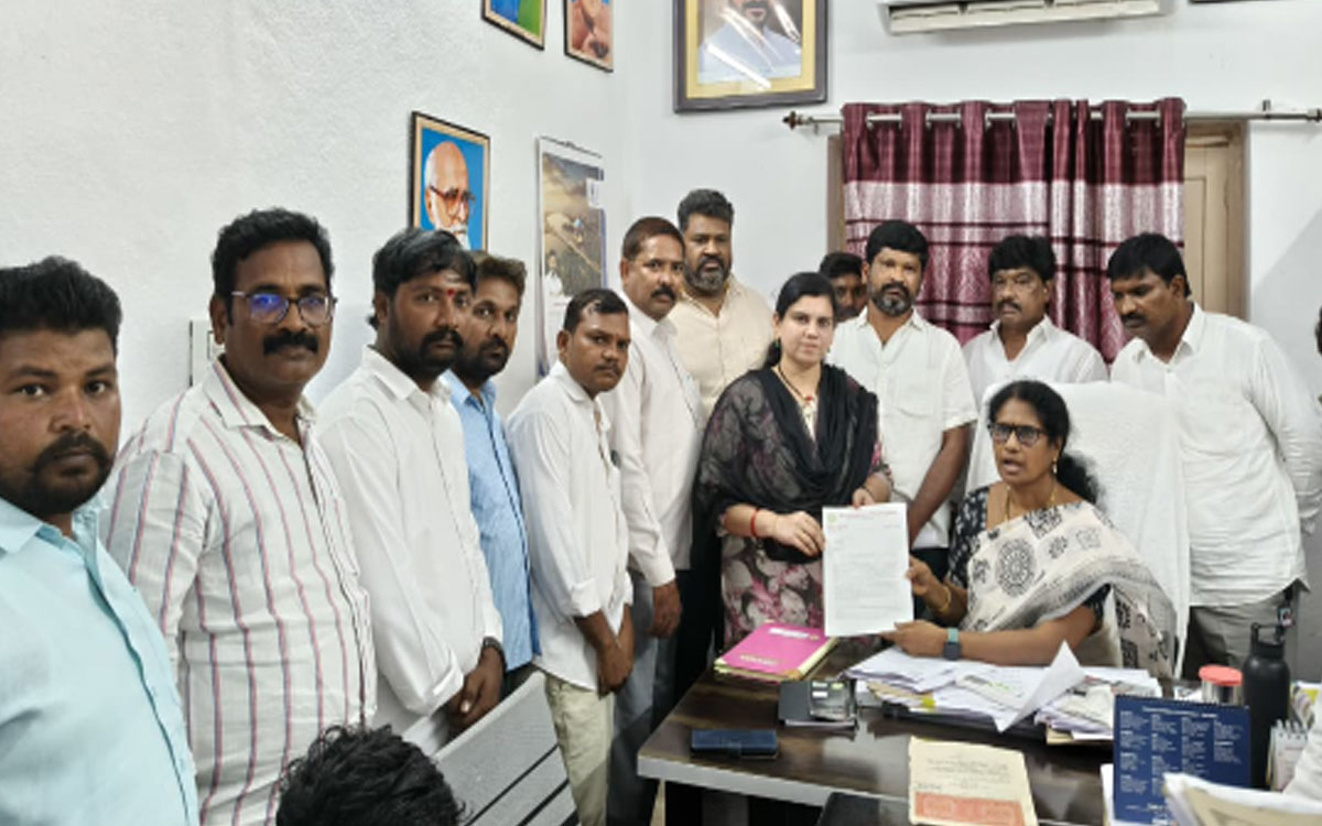 స్మార్ట్ రేషన్ కార్డుల పంపిణీలో సర్పంచ్‌కు సమాచారం కరువు