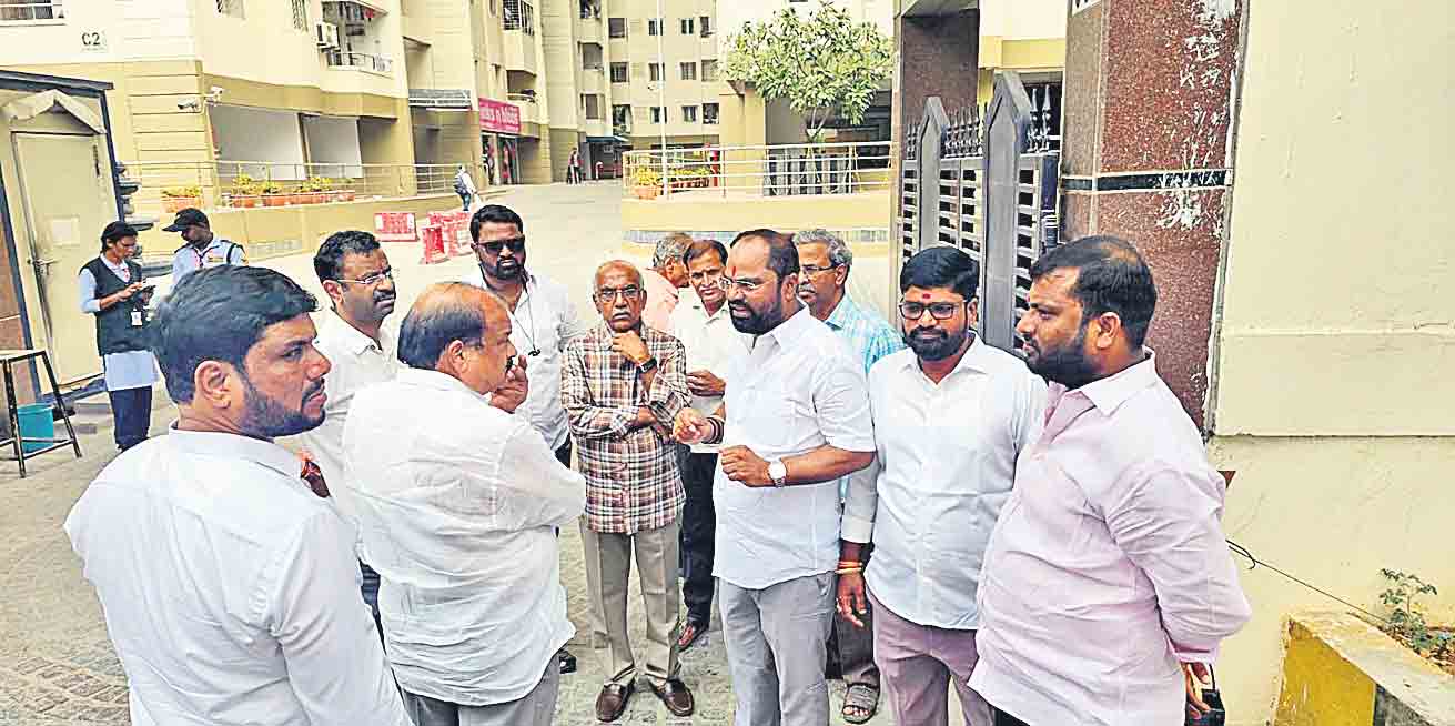 రోడ్డేస్తే చూస్తూ ఊరుకోం.. సెవెన్‌హిల్స్‌, వెస్ట్రన్‌ మిడోస్‌ కాలనీవాసుల హెచ్చరిక