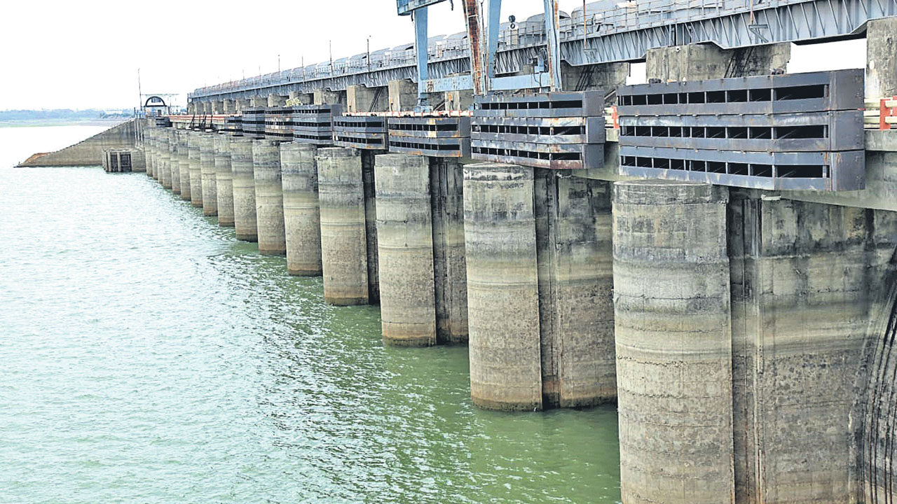 నెల రోజులకే మంచినీళ్లు