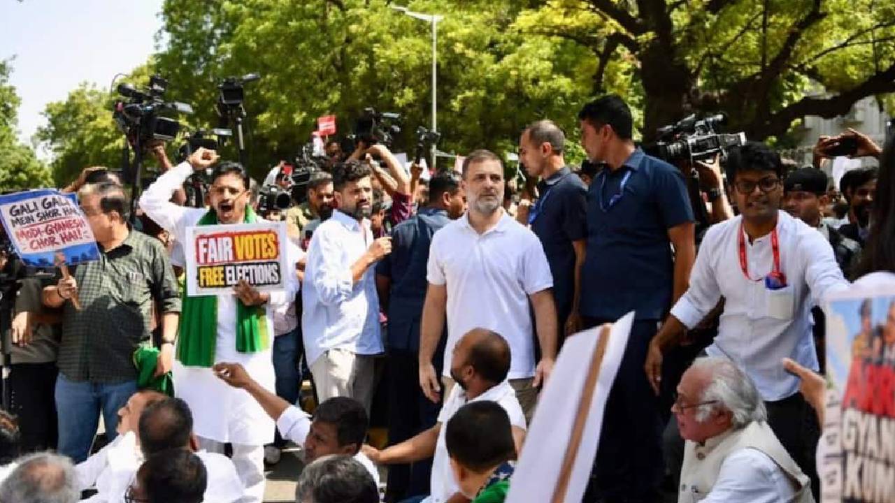 INDIA bloc | సీఈసీ రాజీనామా కోరుతూ ఇండియా బ్లాక్ ర్యాలీ.. రాహుల్, ప్రియాంక‌ను అడ్డుకున్న పోలీసులు