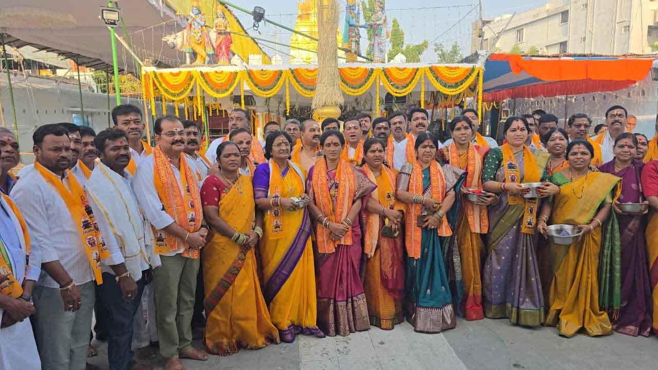 Sircilla | సిరిసిల్లలో వైభవంగా శ్రీ లక్ష్మీ వెంకటేశ్వర స్వామి బ్రహ్మోత్సవాలు.. పద్మావతి అమ్మవారికి ఒడిబియ్యం సమర్పించిన పద్మశాలి సంఘం