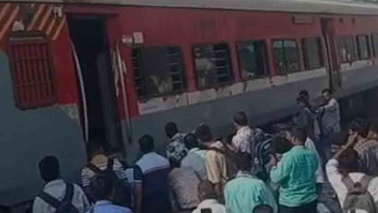 Intercity Express | ఇంటర్‌సిటీ ఎక్స్‌ప్రెస్‌లో పొగలు.. తప్పిన పెను ప్రమాదం
