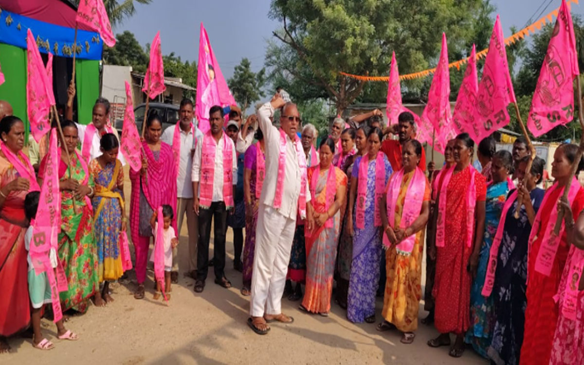 ‘అర్హులైన మహిళలందరికీ బతుకమ్మ చీరలు ఇవ్వాలి’