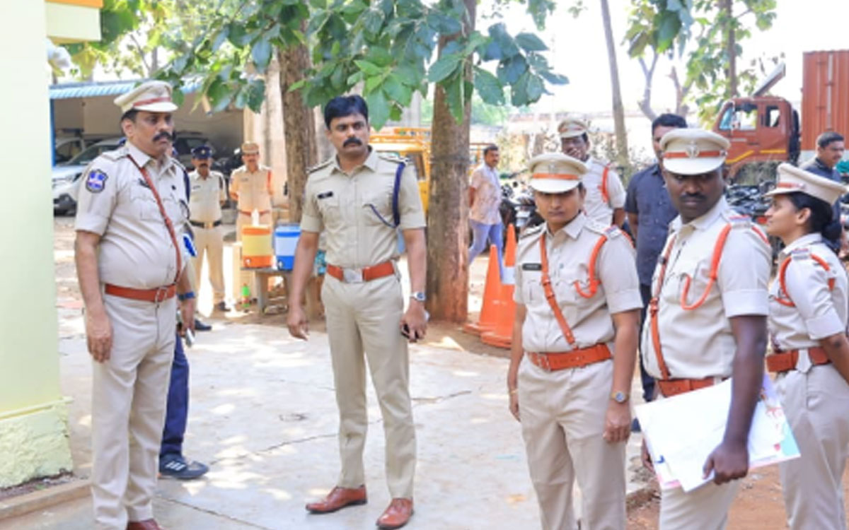 పెండింగ్ కేసుల దర్యాప్తును వేగవంతం చేయాలి : ఎస్పీ రోహిత్ రాజు