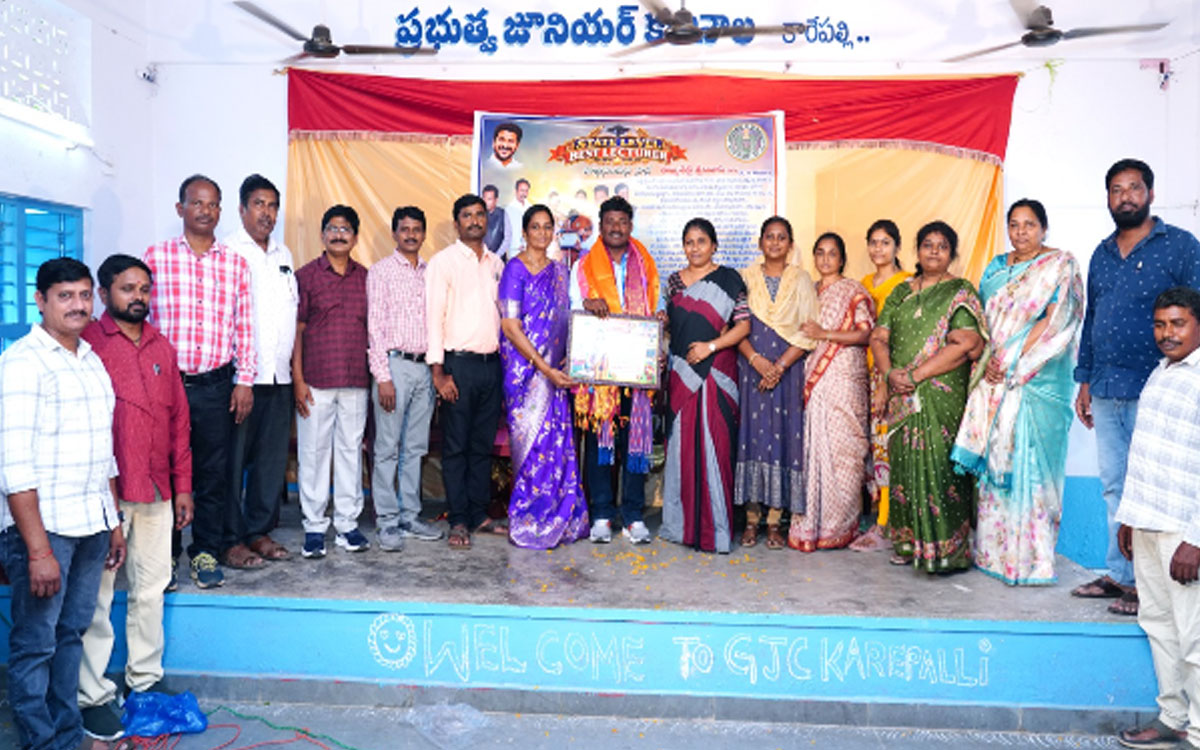 ఉత్తమ అధ్యాపక అవార్డు గ్రహీతకు స‌త్కారం