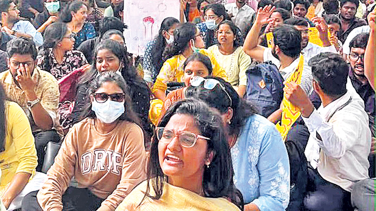 ఐఎంజీల మాదిరిగా ైస్టెపెండ్‌ చెల్లించండి