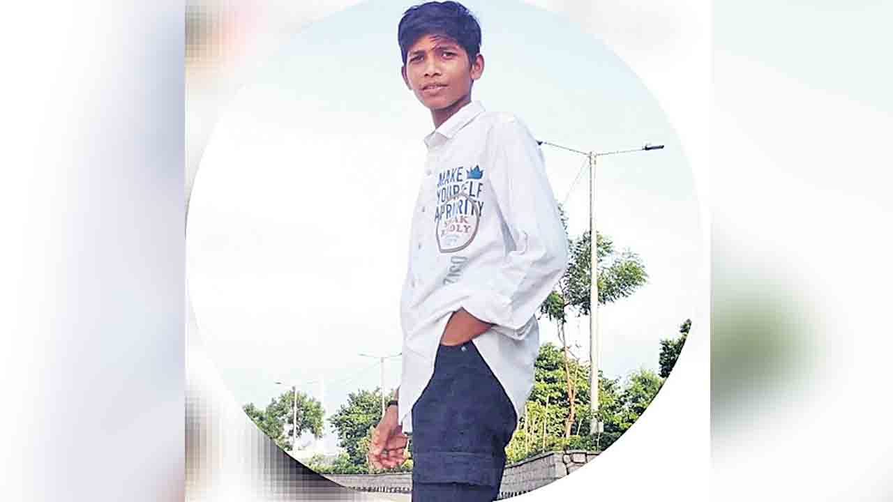 అనుమానాస్పద స్థితిలో హాస్టల్‌లో విద్యార్థి మృతి