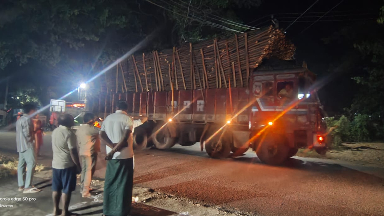 Karepalli | అధిక లోడుతో సుబాబుల్ లారీలు.. గ్రామాల మీదుగా యథేచ్ఛగా రవాణా!