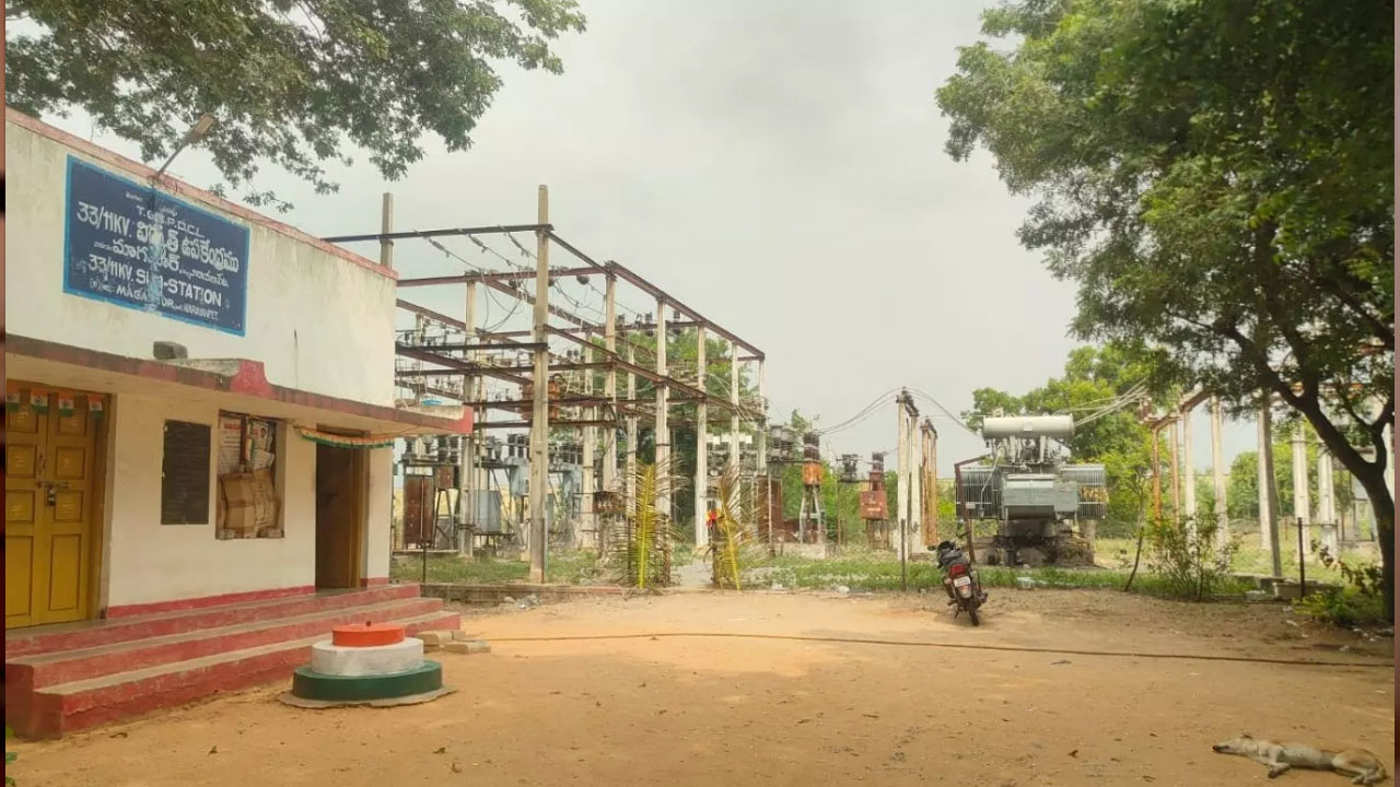 Maganoor Sub Station: మాగనూరు విద్యుత్ శాఖలో ‘బినామీల’ వసూళ్ల కలకలం !