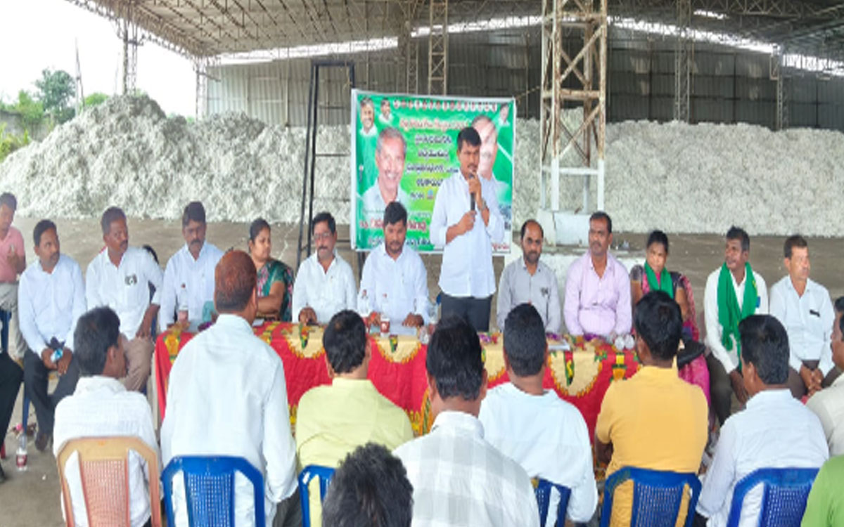 డేగలమడుగులో పత్తి కొనుగోలు కేంద్రం ప్రారంభం