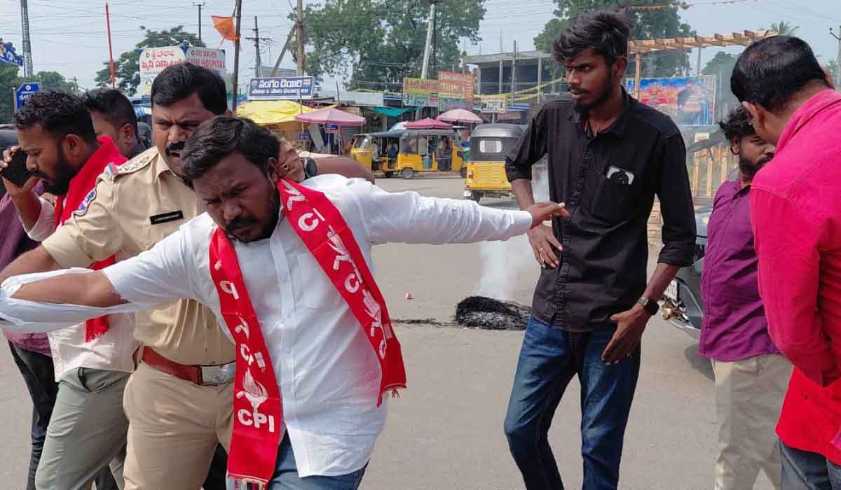 Godavarikhani | రామగుండం ఎమ్మెల్యే దిష్టిబొమ్మ దహనంతో ఉద్రిక్తత.. కార్పొరేటర్ బట్టలు చిరిగిన ఘటన