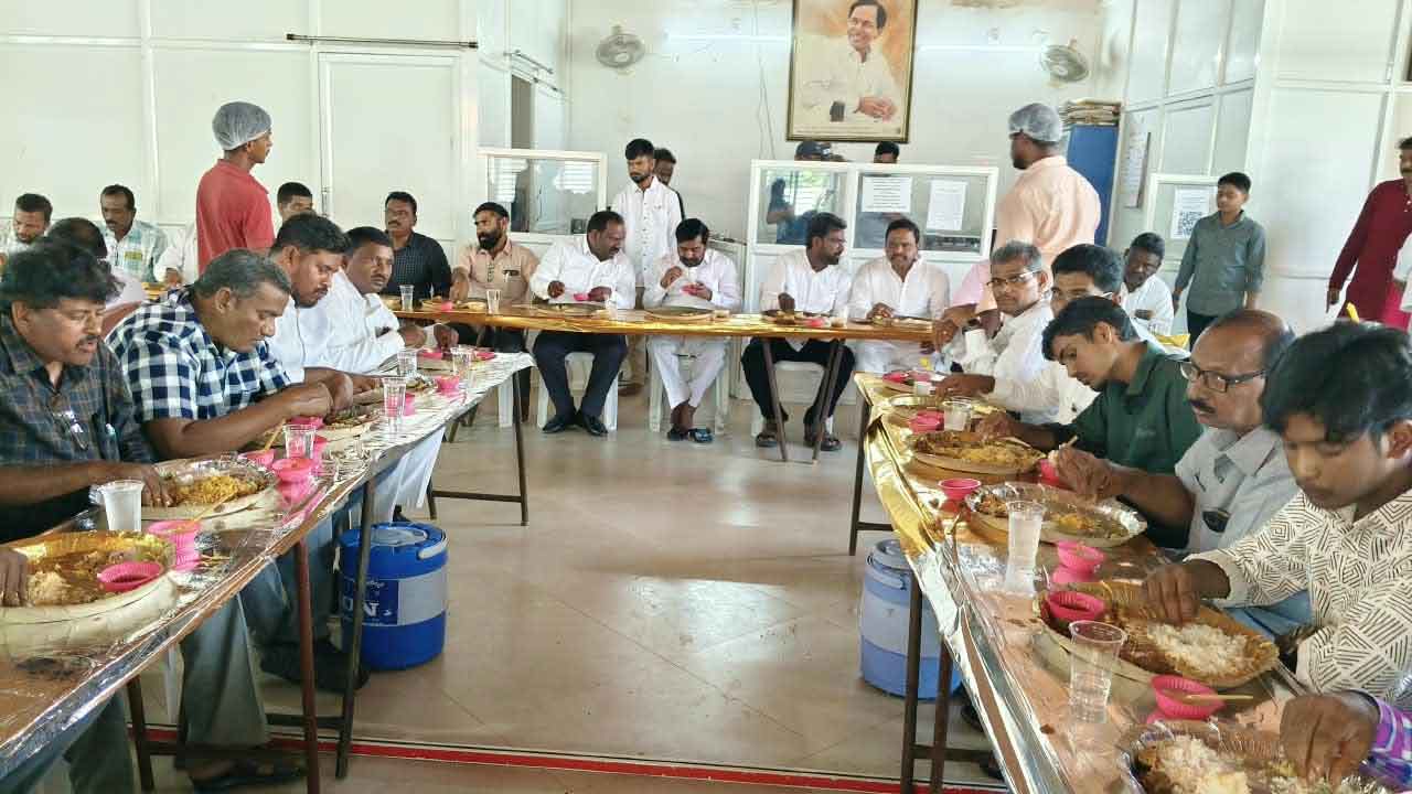 Jagadish Reddy | సూర్యాపేటలో మతసామరస్యానికి ప్రతీకగా సామూహిక విందు.. జగదీష్ రెడ్డి ఆత్మీయ పలకరింపు