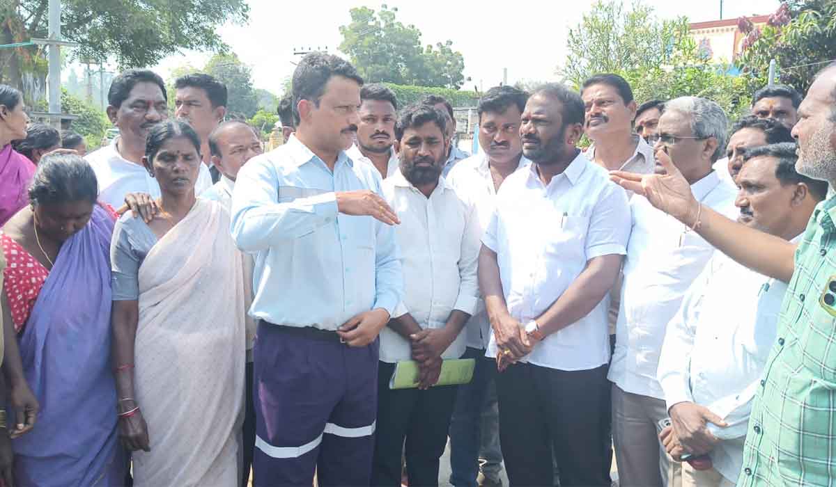 Godavarikhani | ‘జనగామ’ను వీడని భయం.. గంట గంటకు భూమి లోపలికి కుంగుతున్న బోరు