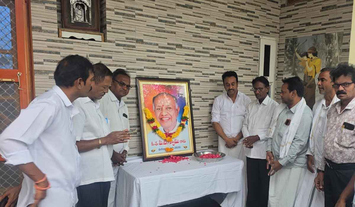 Godavarikhani | పీటీ స్వామి మృతి సమాజానికి తీరని లోటు.. ఇప్టా జాతీయ సమితి సభ్యుడు కే స్వామి, ప్రజానాట్యమండలి రాష్ట్ర ఉపాధ్యక్షుడు కన్నం లక్ష్మినారాయణ