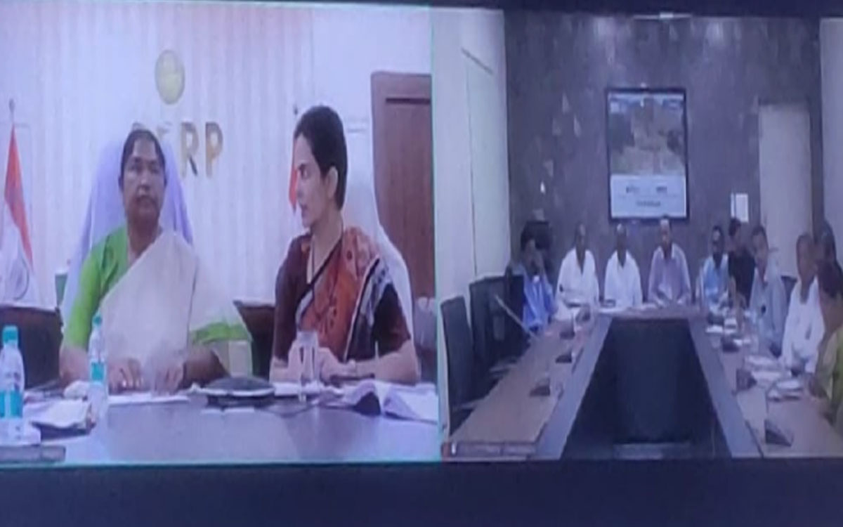 తక్కెళ్లపాడు సర్పంచ్కు మంత్రి సీతక్క ప్రశంస